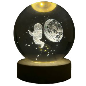 چراغ خواب مدل گوی کریستال سه بعدی طرح فضانورد و ماه کد 1US/ یونیک کالا